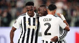 Hráč Juventusu Turín Zeki Celik (vpravo) sa teší z gólu so spoluhráčmi počas zápasu 1. kola ligovej fázy Európskej ligy Juventus Turín – NEC Nijmegen.