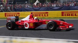 Bývalý jazdec Ferrari Sebastian Vettel jazdí na monoposte Ferrari F2022 pri príležitosti 30. výročia debutovej sezóny Michaela Schumachera v radoch Ferrari pred Veľkou cenou Talianska na okruhu v Monze.