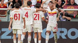 Na snímke futbalista Ríma Donyell Malen (vpravo) sa so spoluhráčmi raduje z gólu počas zápasu 4. kola talianskej Serie A FC Turín - AS Rím.