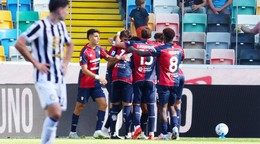 Futbalisti Cagliari aj s Obertom oslavujú gól.