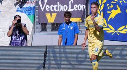 Hráč Antonio Raimondo z Frosinone sa teší z gólu počas zápasu 3. kola talianskej Serie A Frosinone Calcio - Benátky FC.