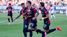 Hráč Cagliari Daniel Maldini (uprostred) oslavuje so spoluhráčmi.