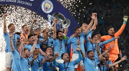 Futbalisti Manchestru City oslavujú titul.