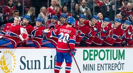 Juraj Slafkovsky oslavuje gól do siete Toronta.