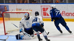 Na snímke zľava brankár Slovana Bratislava Julian Junca, hráč Slovana Liam Pecararo a hokejista Komety Brno Andrej Kollár v prípravnom zápase HC Slovan Bratislava - HC Kometa Brno.