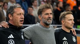 Tréner nemeckej futbalovej reprezentácie Jürgen Klopp (uprostred).