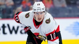Na archívnej snímke z 29.apríla 2022 hráč Ottawy Senators Alex Formenton.
