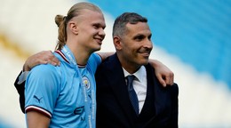 Majitel Manchestru City Khaldoon Al Mubarak aErling Haaland.