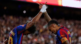 Futbalisti Barcelony Lamine Yamal a Raphinha sa tešia z gólu