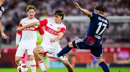 Slovenský futbalista Leo Sauer (uprostred) z Stuttgartu a Alessio Castro-Montes (vpravo) z Kolína počas zápasu 2. kola nemeckej Bundesligy VfB Stuttgart – 1. FC Kolín.