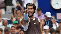 Carlos Alcaraz oslavuje postup do osemfinále na US Open 2026.