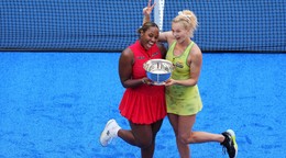 Na snímke česko-americký deblový pár Kateřina Siniaková (vpravo) a Taylor Townsendová pózujú s trofejou po výhre vo finále ženskej štvorhry.