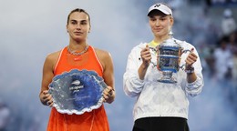 Kazašská tenistka Jelena Rybakinová (vpravo) pózuje s trofejou po jej výhre nad Bieloruskou Arynou Sabalenkovou (vľavo) vo finále dvojhry.