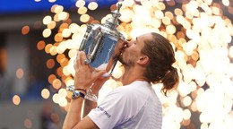 Alexander Zverev s trofejou za víťazstvo na US Open 2026.