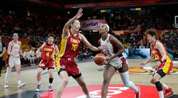 Americká hráčka Angel Reeseová  (uprostred) strieľa na kôš cez brániacu Číňanku Han Xu (vľavo) počas zápasu základnej D-skupiny USA - Čína na majstrovstvách sveta v basketbale žien.