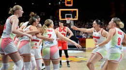 Maďarské basketbalistky oslavujú postup. 
