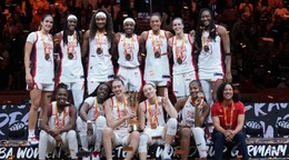 Na snímke americké hráčky pózujú na pódiu po výhre vo finálovom dueli USA - Francúzsko na majstrovstvách sveta v basketbale žien v Berlíne.
