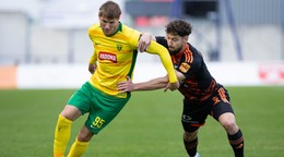 Zľava Marko Roginič (Žilina) a Alexander Mojžiš (Ružomberok) bojujú o loptu