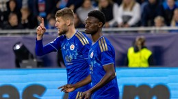 Futbalisti Slovana Bratislava oslavujú gól. 