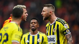 Milan Škriniar (vpravo) a Baris Alper Yilmaz vo výmene názorov