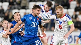 Dávid Ďuriš (Slovensko) a vpravo Odmar Faerö (Faerské ostrovy) počas zápasu C-divízie Ligy národov Faerské ostrovy - Slovensko.