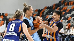 Na snímke uprostred Lucia Hadačová (Slovan), vľavo Ľudmila Fleischerová a vpravo Kelsey Ransonová (obe Košice).
