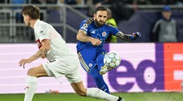 Na snímke sprava Tigran Barseghjan (Slovan) a  Ramon Hendriks (Stuttgart) počas zápasu 2. kola ligovej fázy Ligy majstrov ŠK Slovan Bratislava - VfB Stuttgart 14. októbra 2026 v Bratislave.