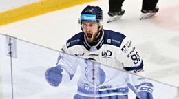 Peter Bjalončík (Poprad) sa teší z gólu v zápase HK Poprad - HC Prešov.