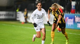 Na snímke hráčka Spartaku Myjava Nadja Stanovič (vľavo) a hráčka Hammarby IF Stina Lennartsson bojujú o loptu v prvom zápase osemfinále Európskeho pohára UEFA vo futbale žien Spartak Myjava - Hammarby IF.