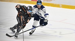 Alex Šotek (Poprad) a Matúš Havrila (Košice) v zápase 15. kola Tipsport ligy HK Poprad – HC Košice.