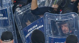 Fanúšikovia Slovana počas potýčky s políciou počas zápasu  AS Rím - ŠK Slovan Bratislava.
