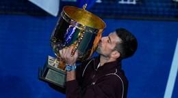 Srbský tenista Novak Djokovič bozkáva trofej po výhre finálového zápasu mužskej dvojhry proti Austrálčanovi Alexovi De Minaurovi na turnaji ATP v Pekingu.
