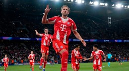 Harry Kane sa teší so spoluhráčmi Bayernu.