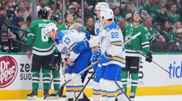 Pravý krídelník St. Louis Blues Alexej Toropčenko (13), ktorému spoluhráci pomáhajú z ľadu.