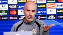Tréner Enzo Maresca počas tlačovej konferencie.