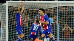 Futbalisti PSG oslavujú gól proti Manchestru City.