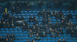 Poloprázdna tribúna počas duelu Manchester City - AEK Atény.
