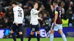 Fotka po zápase Aston Villa - Viking FK.
