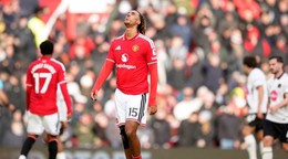 Sklamaný Leny Yoro v zápase Manchester United - Bournemouth.
