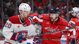 Ľavé krídlo Juraj Slafkovský (20) z Montrealu Canadiens a Vincent Desharnais z Washingtonu Capitals.