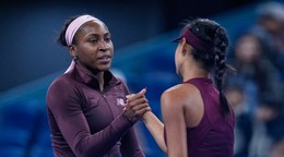 Na snímke americká tenistka Coco Gauffová (vľavo) a Číňanka Sin-žan Sun si podávajú ruky po skončení zápasu 3. kola ženskej dvojhry na turnaji WTA v Pekingu.