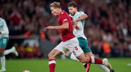 Rasmus Höjlund a Ruben Dias v zápase Ligy národov Dánsko - Portugalsko. 