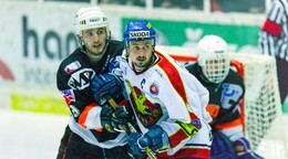 Stanislav Jasečko (vľavo) a Zdeno Cíger v zápase o titul medzi Slovanom Bratislava a HC Košice v sezóne 1997/98.