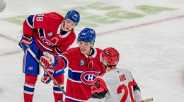 Juraj Slafkovský v prvom domácom zápase novej sezóny NHL. Montreal podľahol Carolina 4:6.