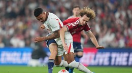 Morgan Rogers (vľavo) z Anglicka a Alex Král z Česka bojujú o loptu v zápase A-divízie Ligy národov vo futbale Anglicko - Česko v Londýne.