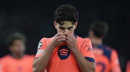 Na snímke hráč Barcelony Xavi Espart sa teší z gólu v šlágri 3. kola ligovej fázy Ligy majstrov vo futbale Paríž Saint-Germain - FC Barcelona.