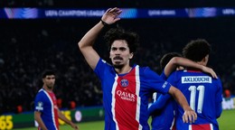 Vitinha oslavuje gól PSG do siete Barcelony.