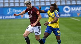Sebastian Kóša (Košice) a Elvis Mashike (Michalovce) bojujú o loptu v zápase 11. kola futbalovej Niké ligy MFK Zemplín Michalovce - FC Košice.