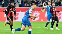 Chorvátsky futbalista Kramarič oslavuje gól do sete Leverkusenu.