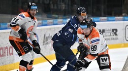 Fotka zo zápasu HK Dukla Michalovce - HC Slovan Bratislava.